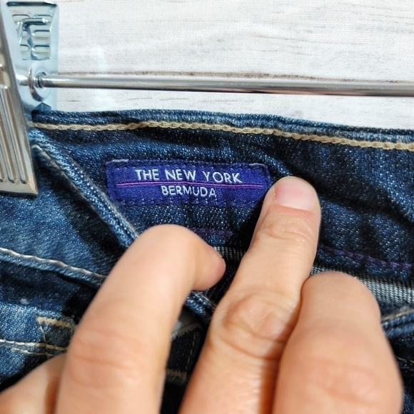 VIGOSS NEW YORK BERMUDA MEDIUM WASH DENIM SHORTS, SZ 27 - Picture 6 of 10